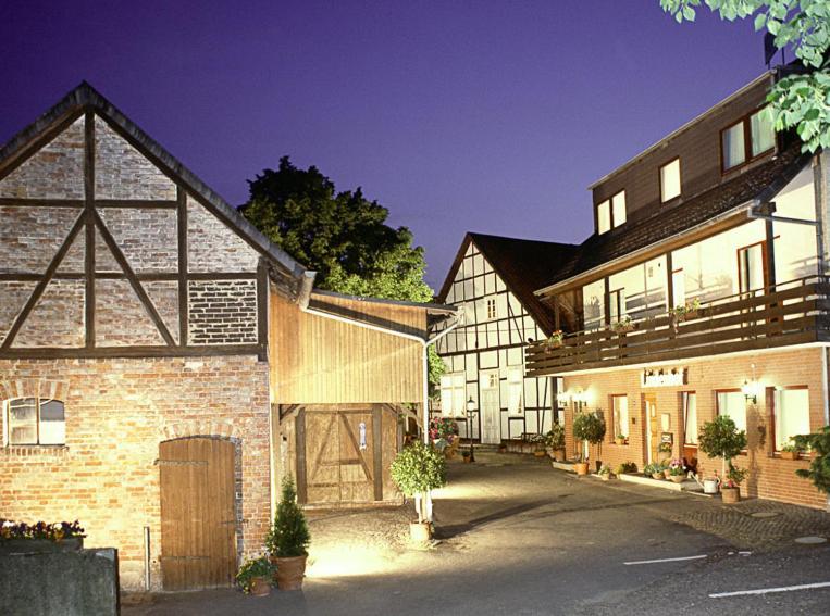 Landgasthaus & Hotel Lindenhof Кенігслуттер Екстер'єр фото