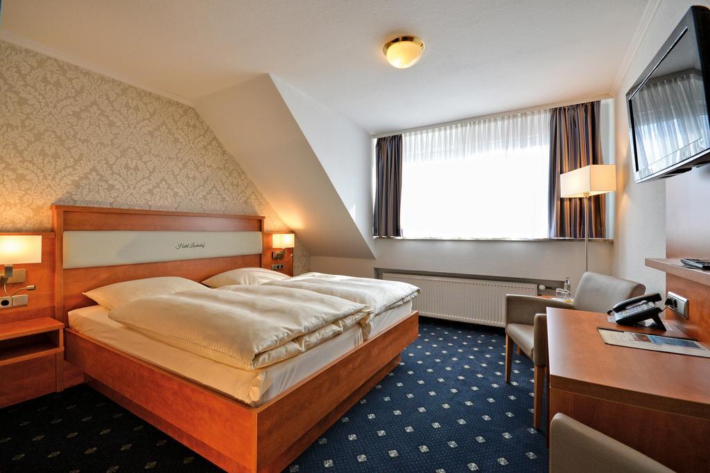 Landgasthaus & Hotel Lindenhof Кенігслуттер Екстер'єр фото