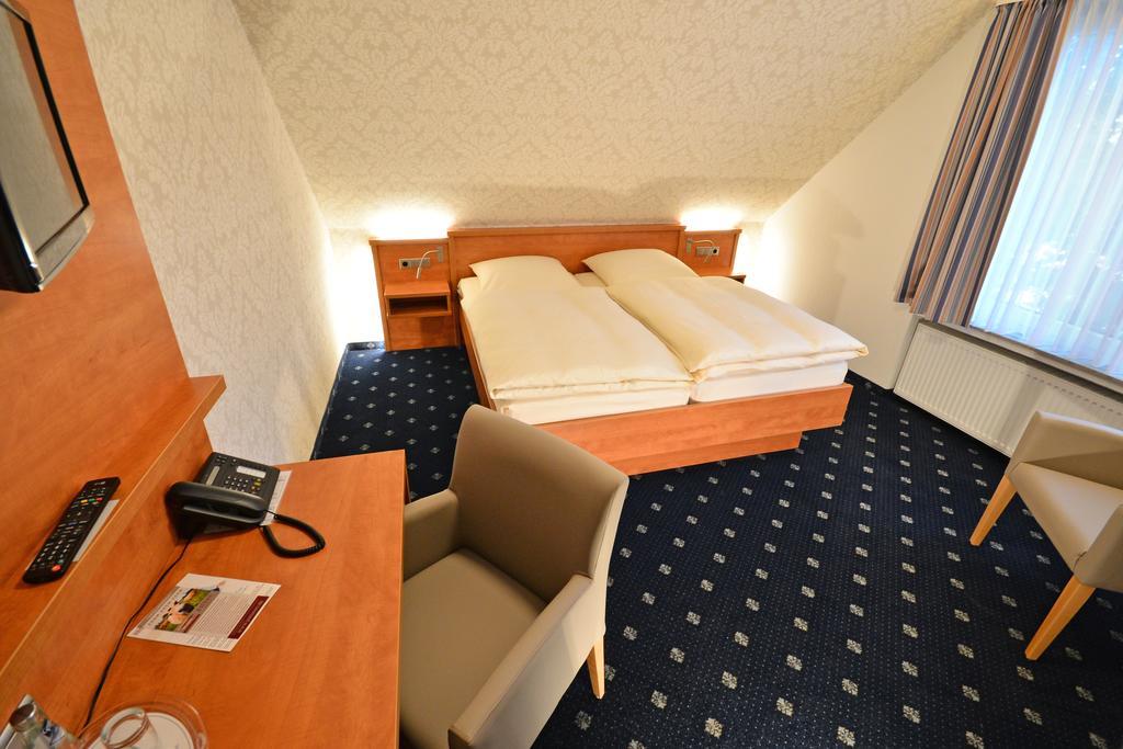 Landgasthaus & Hotel Lindenhof Кенігслуттер Екстер'єр фото