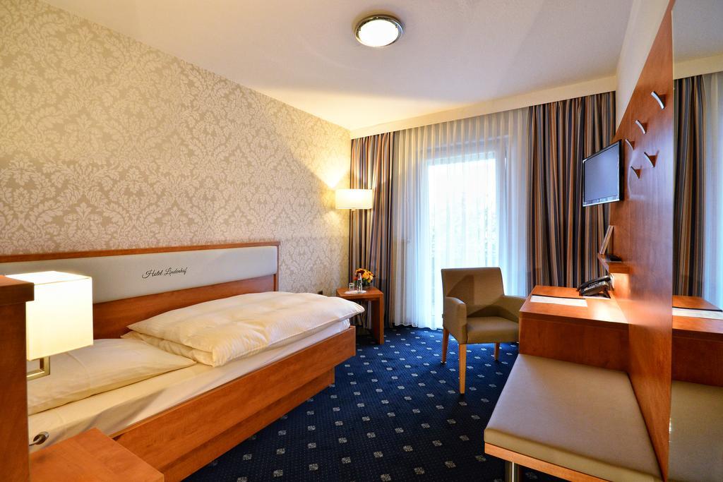 Landgasthaus & Hotel Lindenhof Кенігслуттер Екстер'єр фото