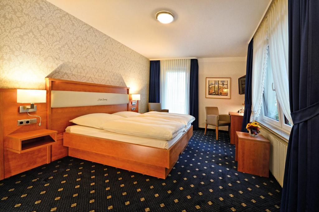 Landgasthaus & Hotel Lindenhof Кенігслуттер Екстер'єр фото